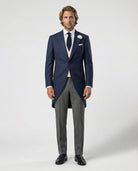 Mann im blauen Cutaway mit beiger Weste und Stresemann Hose von vorne abgebildet mit geschlossenem Knopf