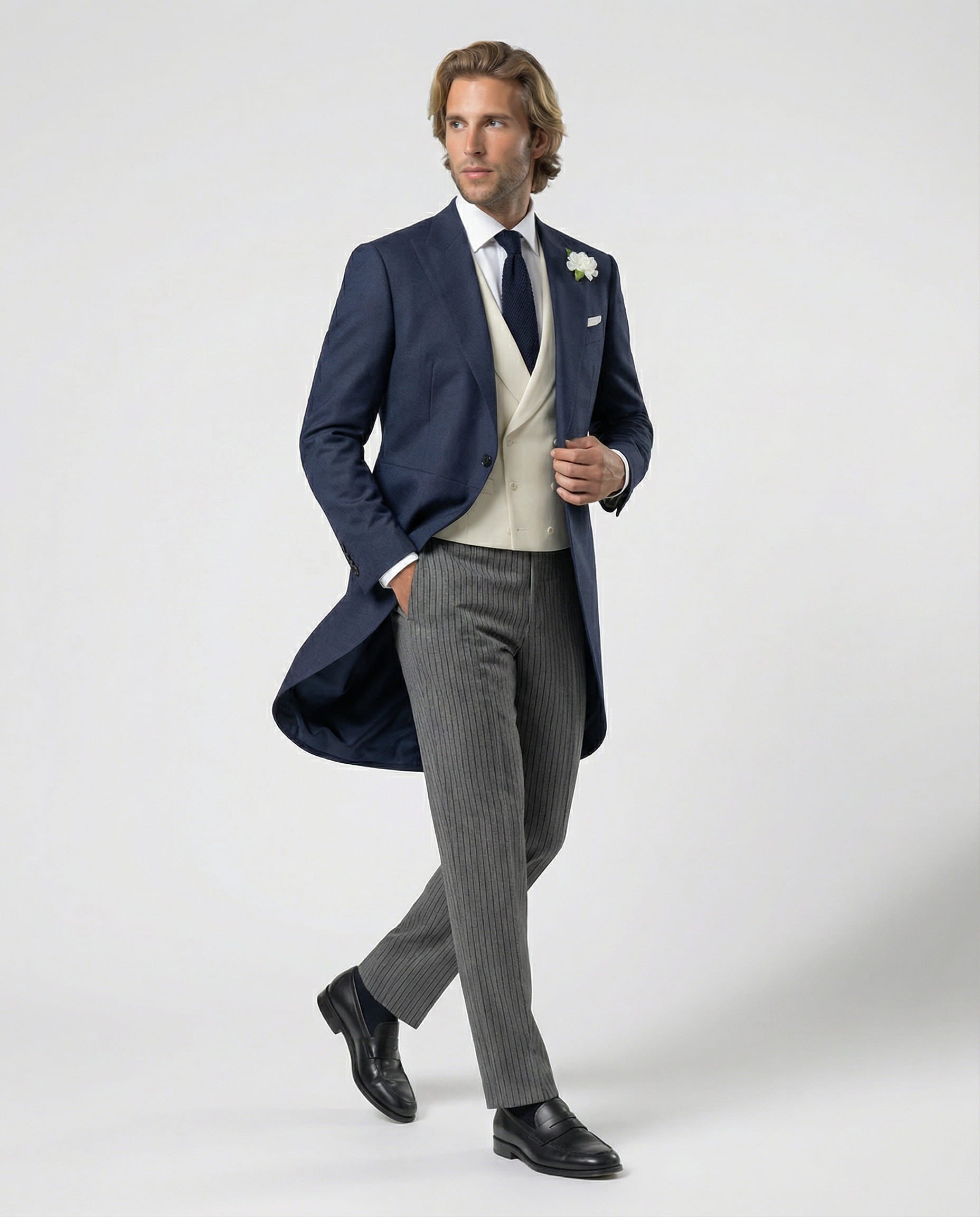 Mann im blauen Cutaway mit beiger Weste und Stresemann Hose in Bewegung seitlich abgebildet