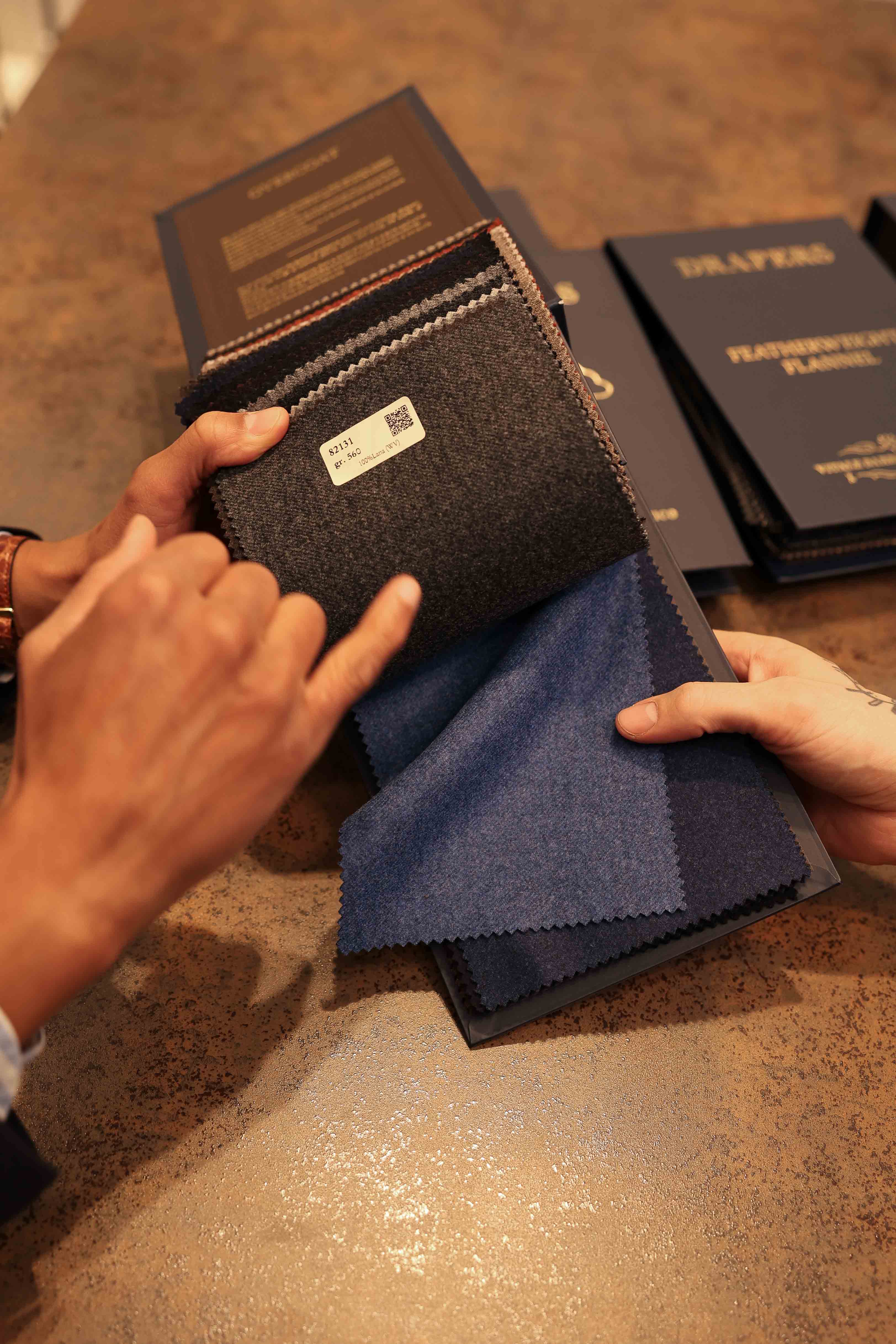 Die unterschiedliche Qualitäten der Stoffe samt ihrer Preise werden besprochen