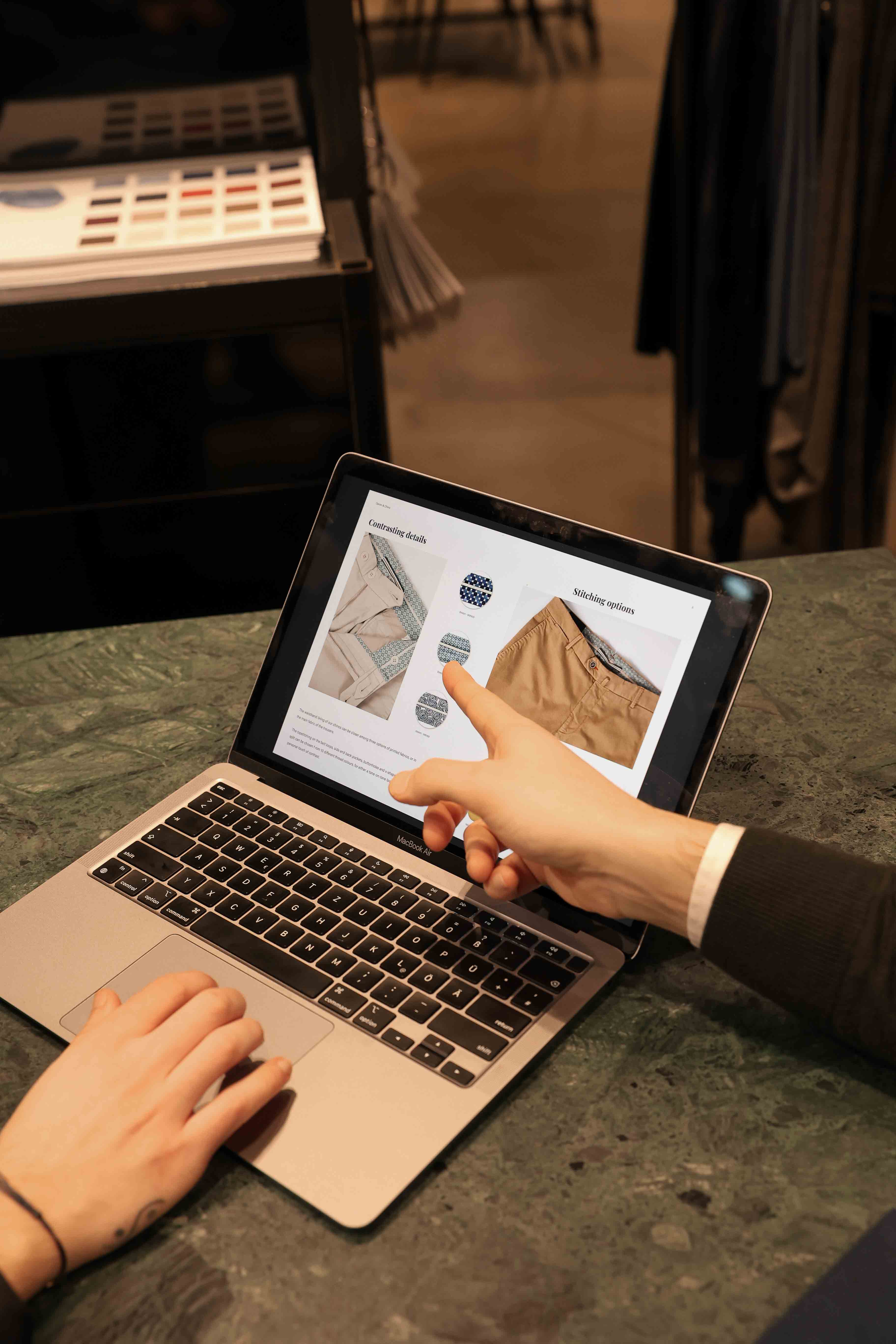 Die Möglichkeiten des Ausputz der Chino werden dem Kunden gezeigt