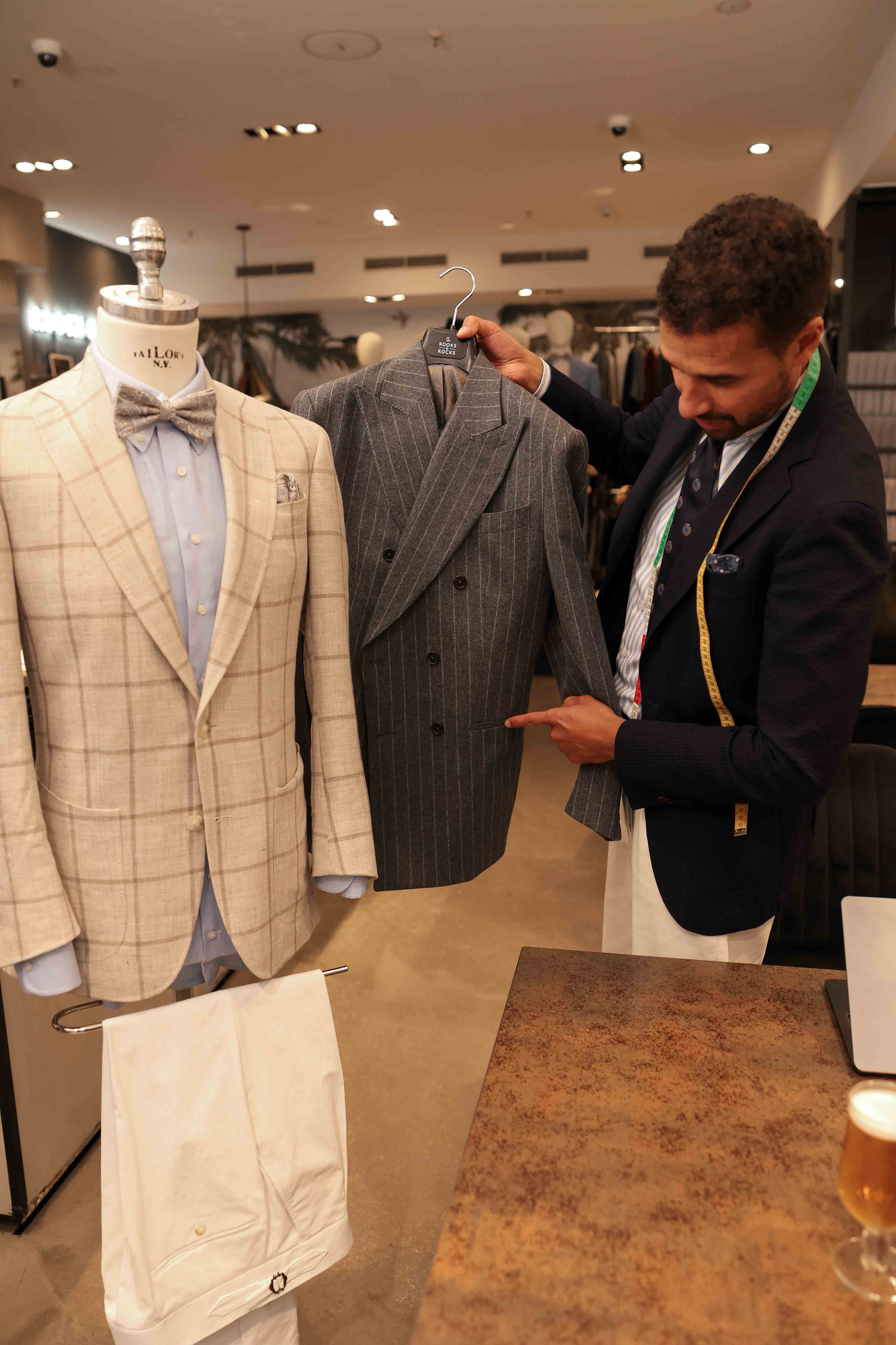 Der Berater präsentiert dem Kunden die unterschiedlichen Möglichkeiten der Gestaltung