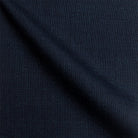 Nahaufnahme der Stoffprobe vom dunkelblauen leicht strukturierten Stoff aus Schurwolle