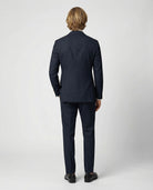 Mann im dunkelblauen Anzug aus leicht strukturierter Schurwolle mit offener Webung von hinten abgebildet