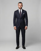 Mann im dunkelblauen Anzug aus reiner Schurwolle von vorne abgebildet