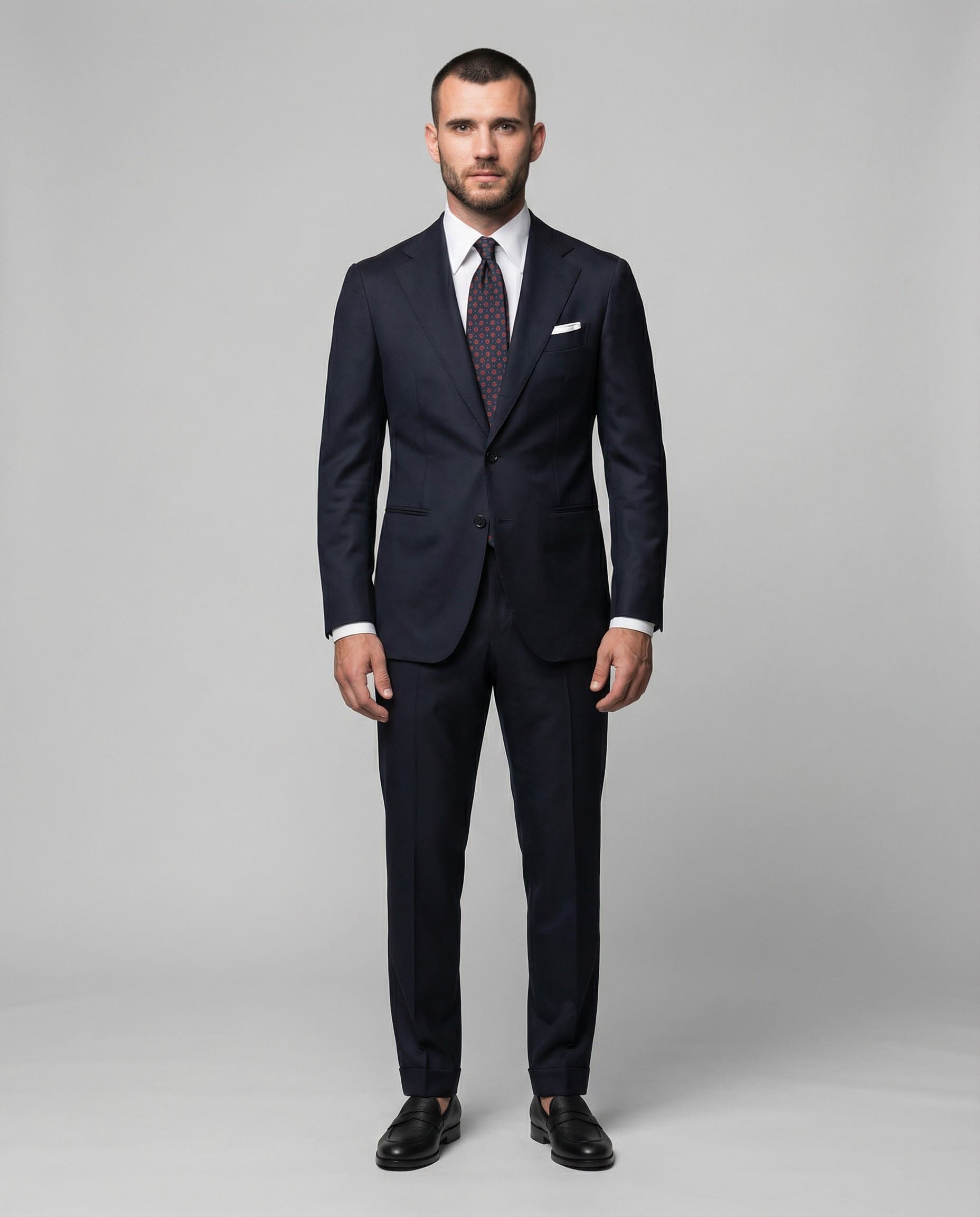 Mann im dunkelblauen Anzug aus reiner Schurwolle von vorne abgebildet