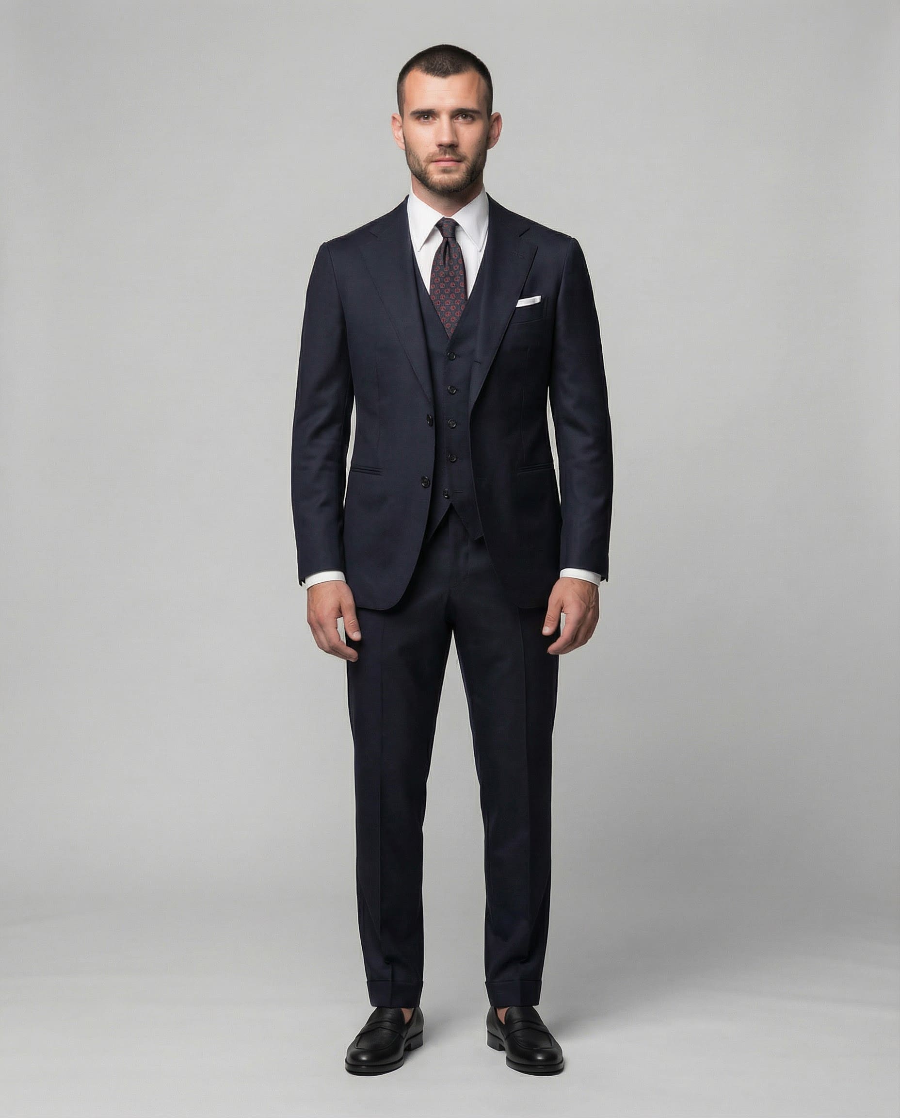 Mann im dunkelblauen Anzug aus reiner Schurwolle mit Weste von vorne abgebildet