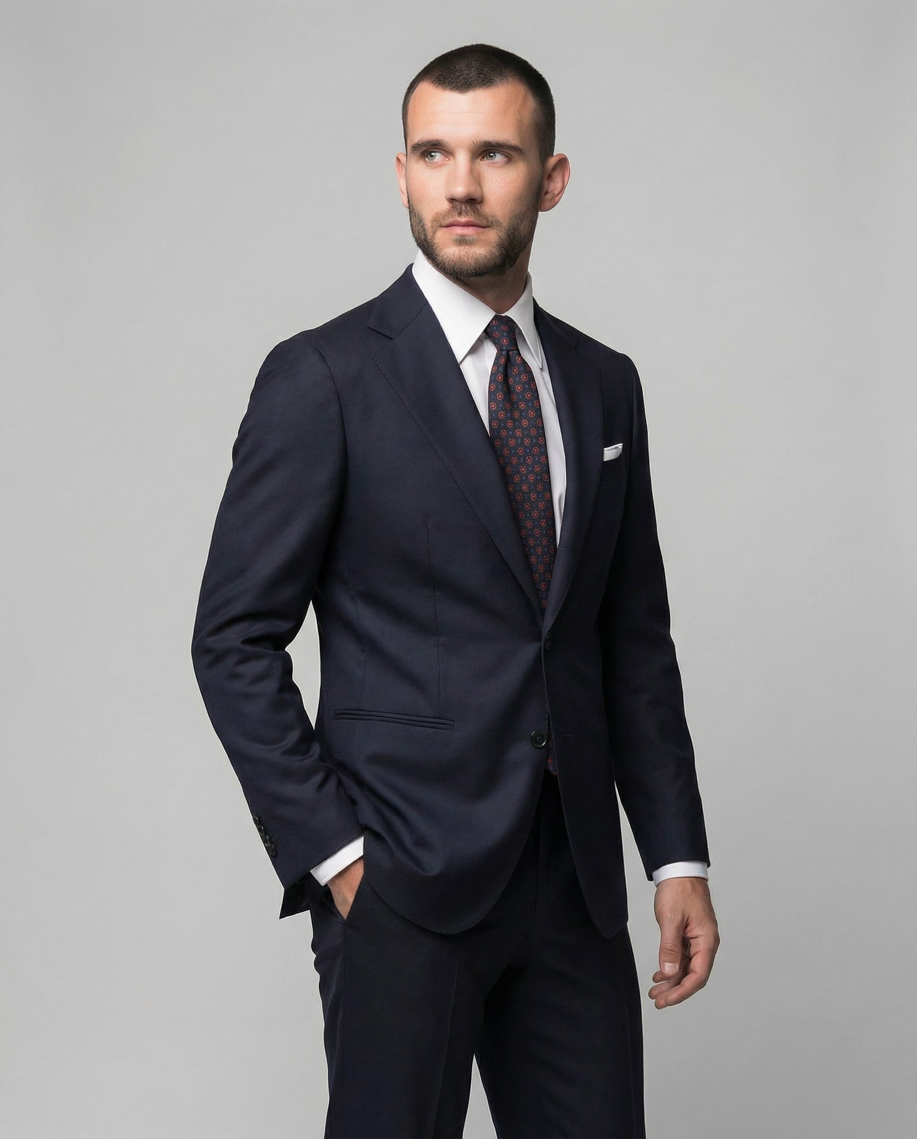 Mann im dunkelblauen Anzug aus reiner Schurwolle Nahaufnahme mit Hand in der Tasche