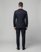 Mann im dunkelblauen Anzug aus reiner Schurwolle von hinten abgebildet