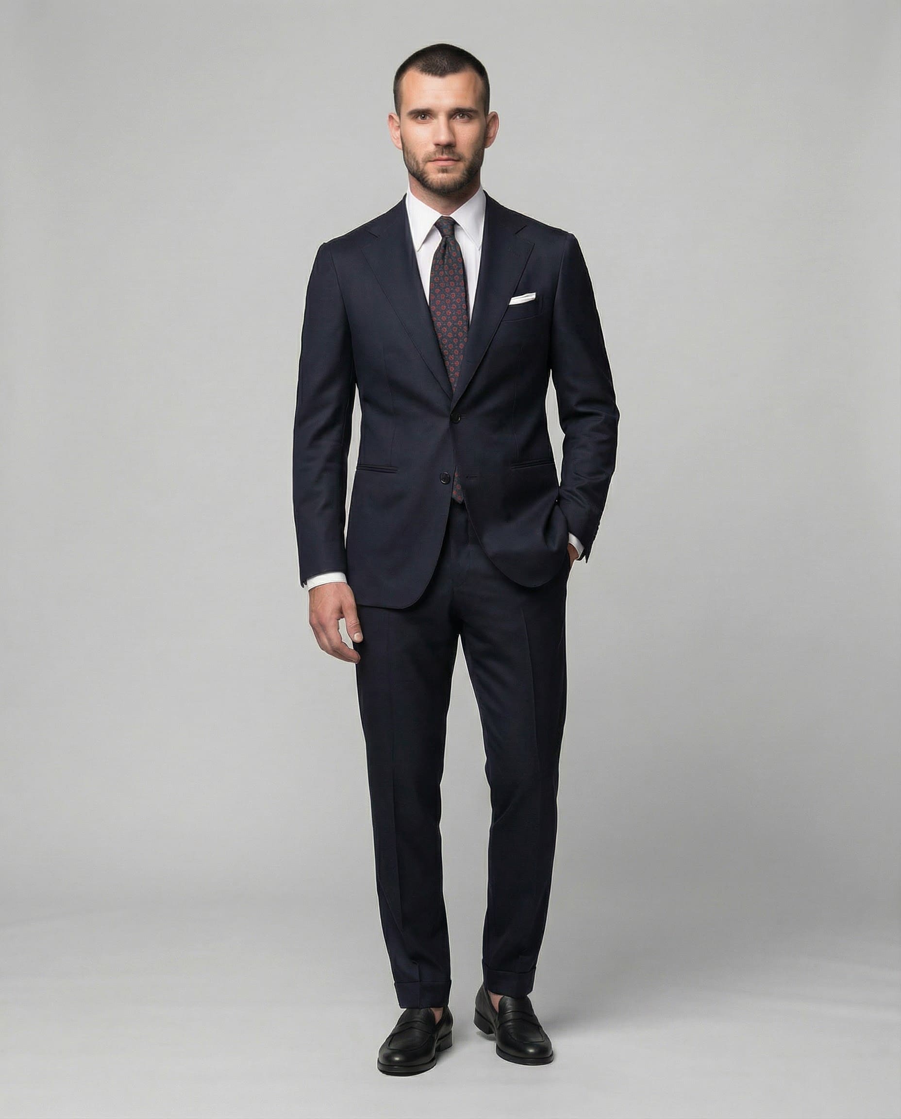 Mann im dunkelblauen Anzug aus reiner Schurwolle von vorne abgebiledet mit Hand in der Tasche