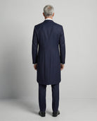 Mann im dunkelblauen Cutaway mit hellgrauer Weste von hinten gezeigt