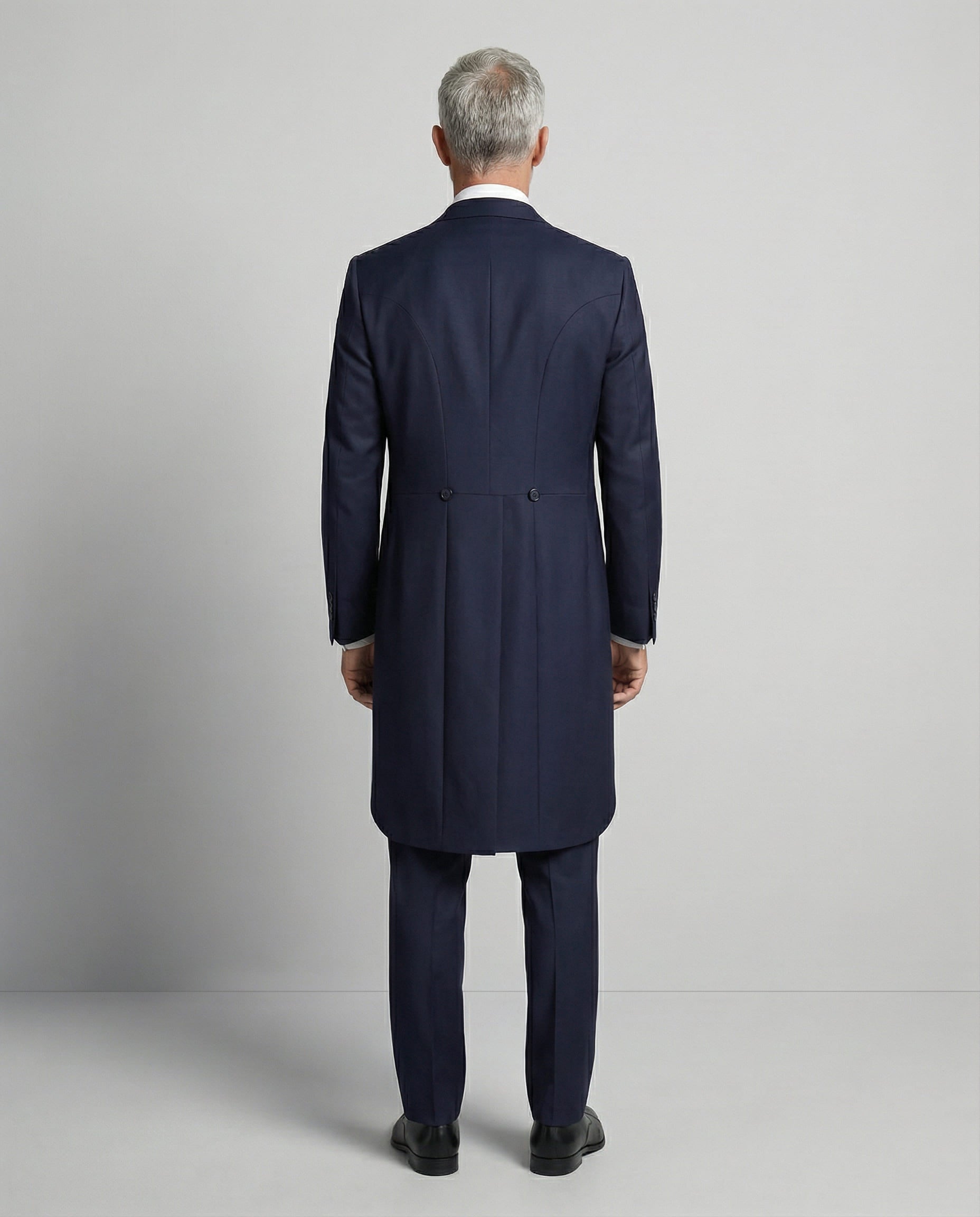 Mann im dunkelblauen Cutaway mit hellgrauer Weste von hinten gezeigt