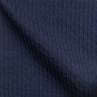 Nahaufnahme Stoffprobe vom blauen Seersucker Anzug