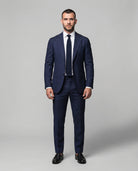 Mann im blauen Seersucker Anzug von vorne mit offenem Sakko abgebildet