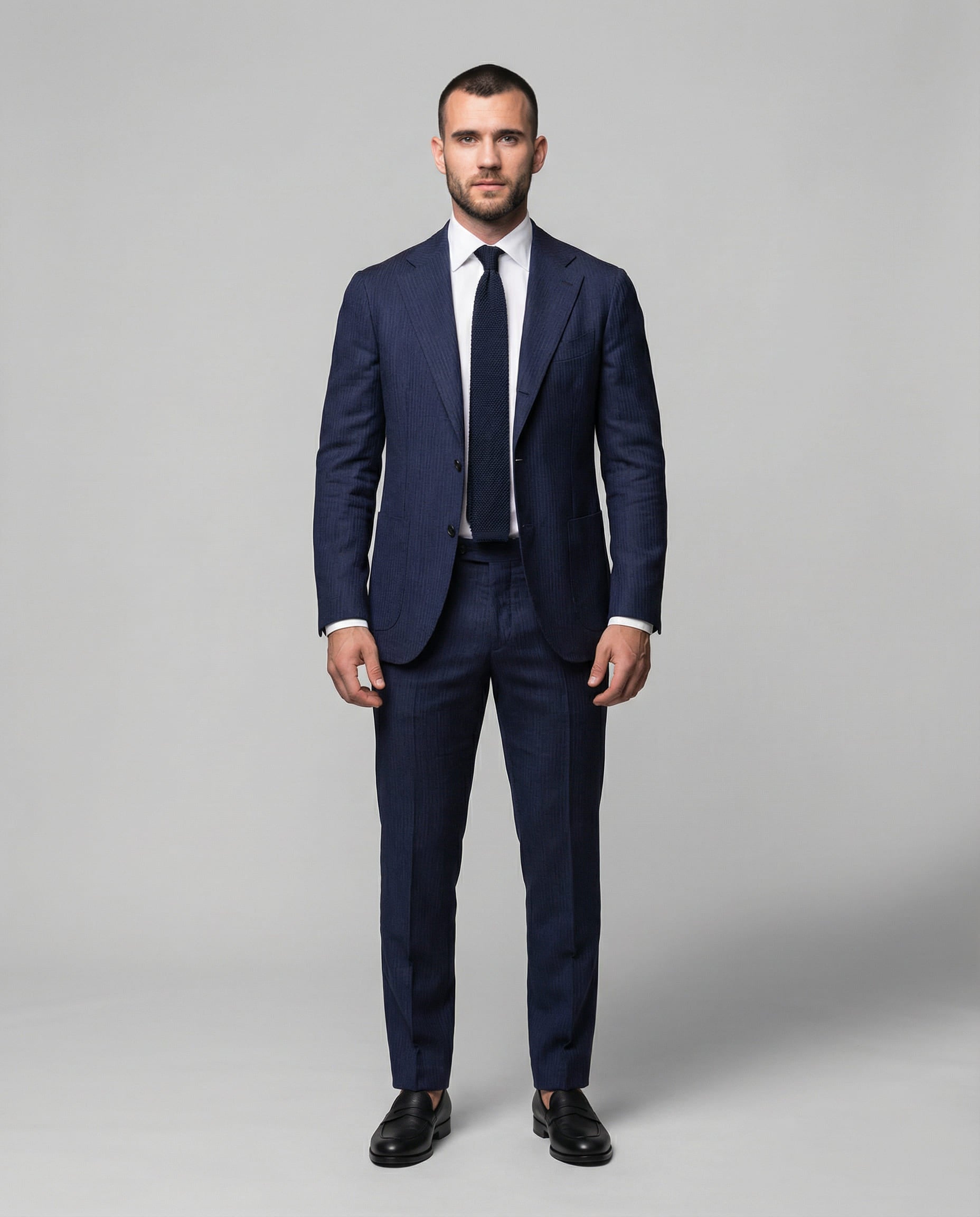 Mann im blauen Seersucker Anzug von vorne mit offenem Sakko abgebildet