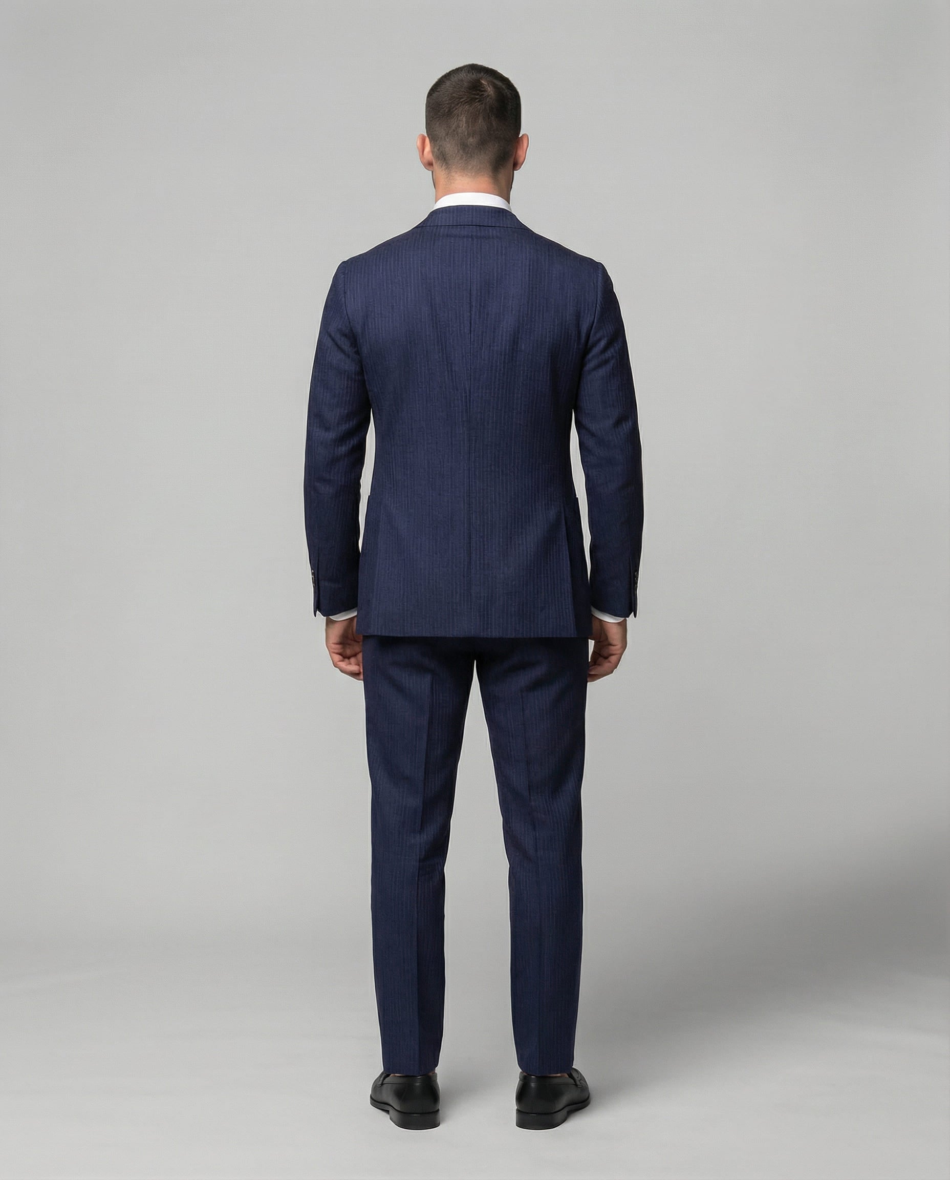 Mann im blauen Seersucker Anzug von hinten abgebildet