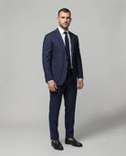 Mann im blauen Seersucker Anzug mit offenem Sakko seitlich abgebildet