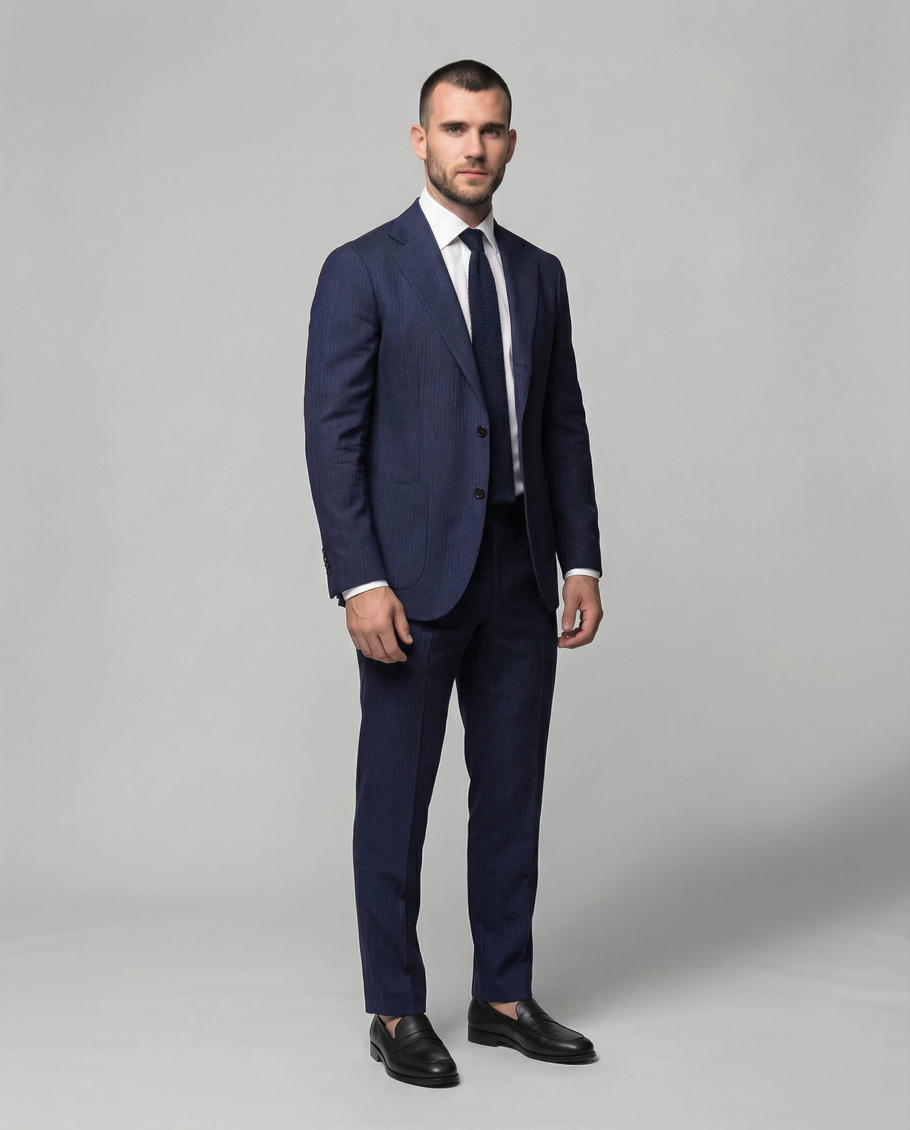 Mann im blauen Seersucker Anzug mit offenem Sakko seitlich abgebildet