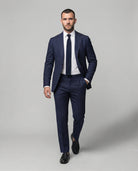 Mann im blauen Seersucker Anzug von vorne mit Hand in der Tasche