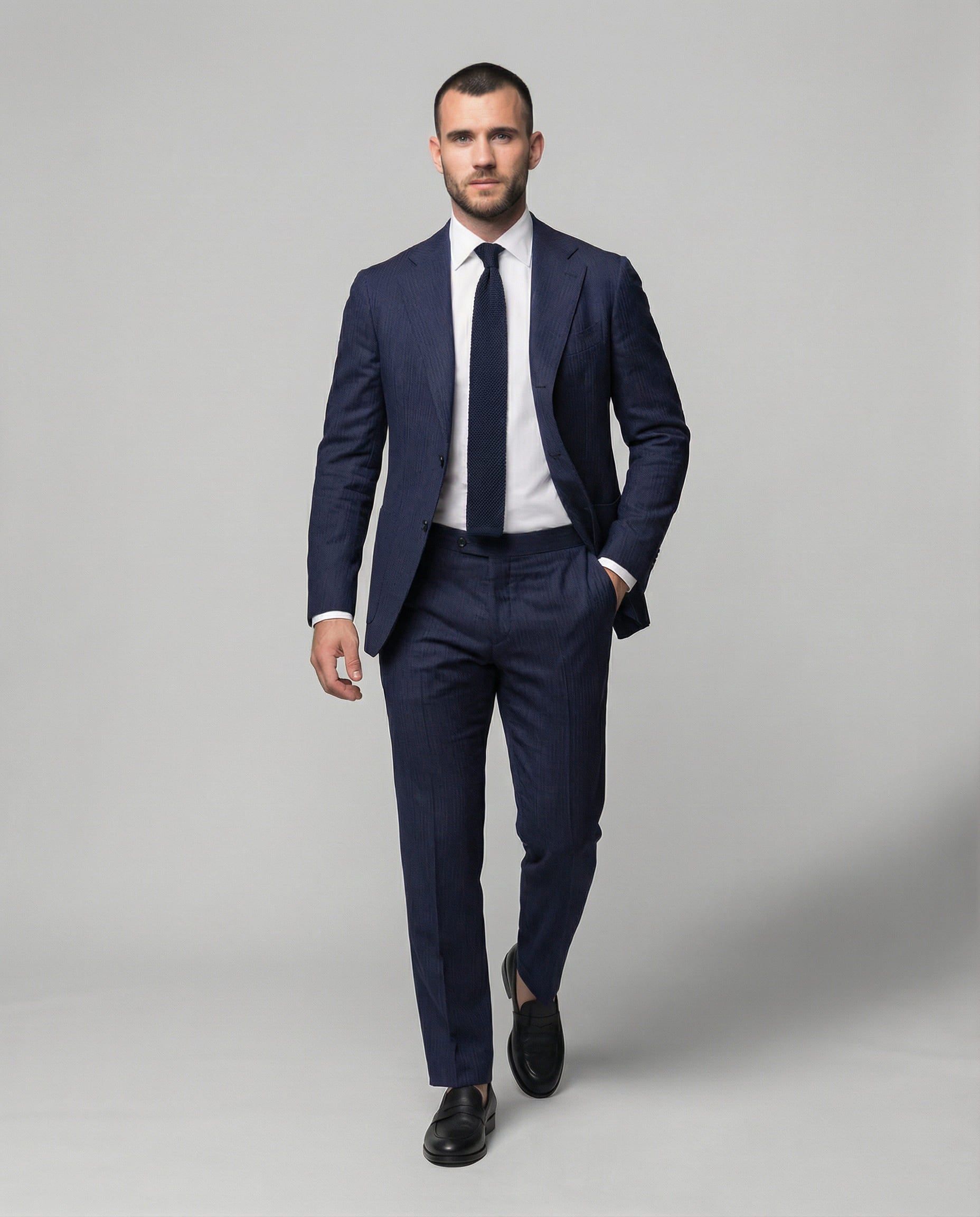 Mann im blauen Seersucker Anzug von vorne mit Hand in der Tasche