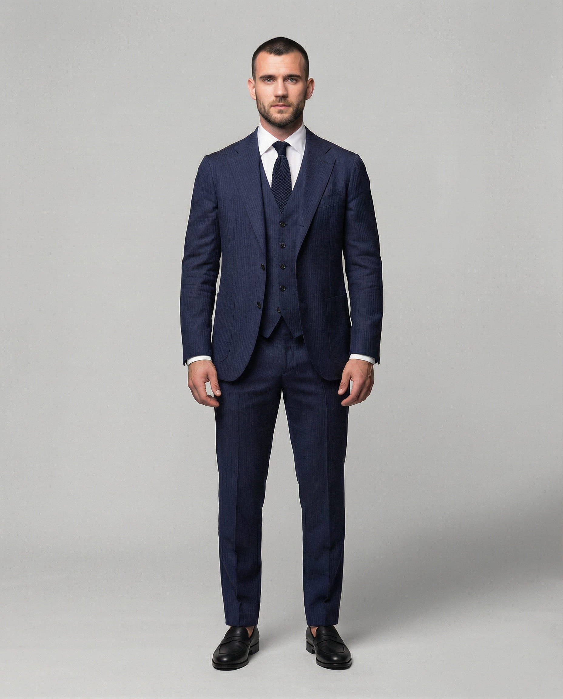 Mann im blauen Seersucker Anzug mit Weste von vorne abgebildet