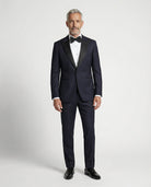 Mann im dunkelblauen Smoking mit geschlossenem Sakko von vorne abgebildet