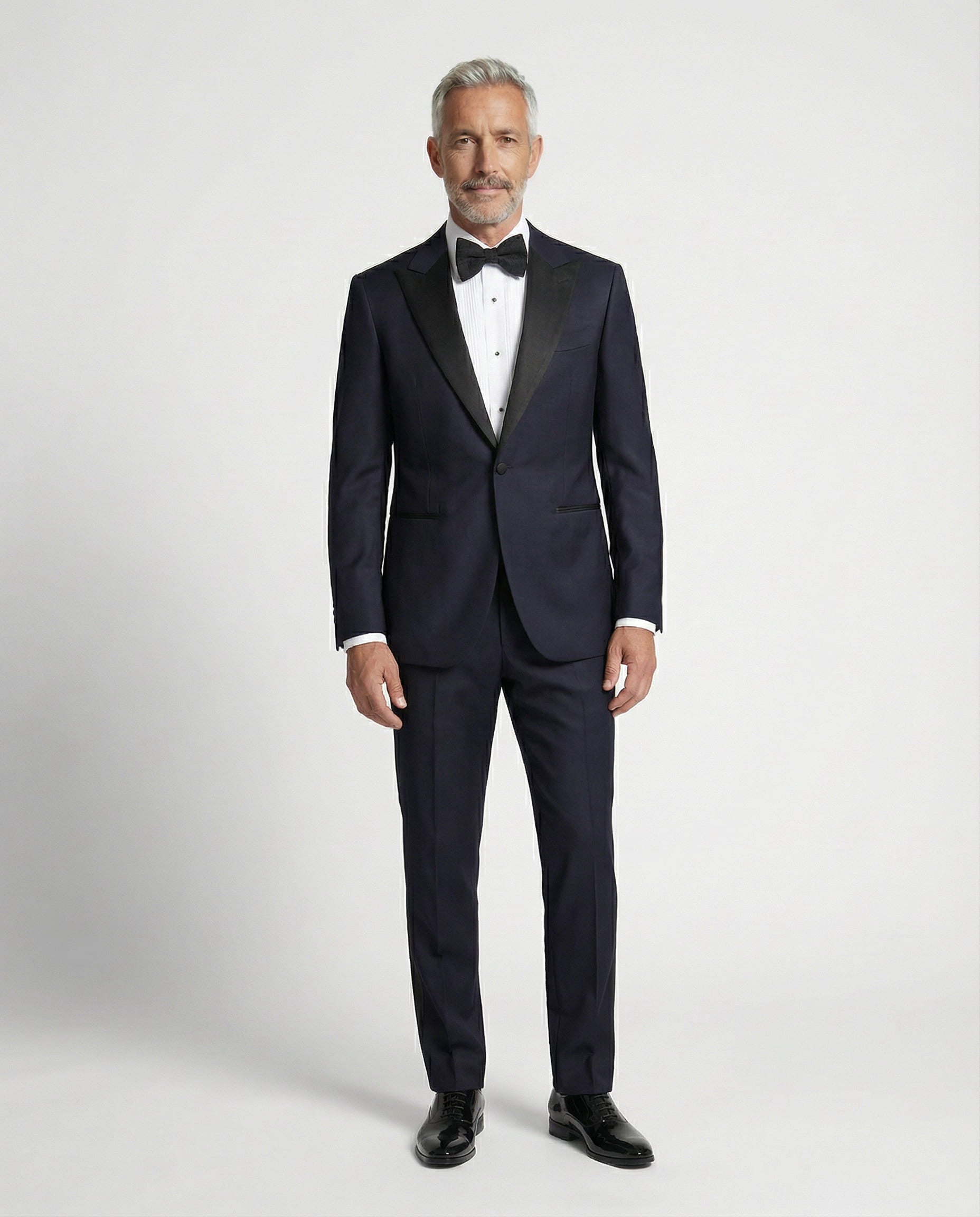 Mann im dunkelblauen Smoking mit geschlossenem Sakko von vorne abgebildet