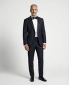 Mann im dunkelblauen Smoking mit offenem Sakko