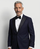 Mann im dunkelblauen Smoking von vorne  als Nahaufnahme abgebildet