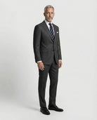Mann im dunkelgrauen Anzug aus leicht strukturierter Schurwolle mit offener Webung seitlich abgebildet