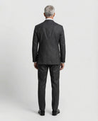 Mann im dunkelgrauen Anzug aus leicht strukturierter Schurwolle mit offener Webung von hinten abgebildet