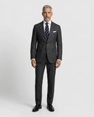 Mann im dunkelgrauen Anzug aus leicht strukturierter Schurwolle mit offener Webung von vorne abgebildet