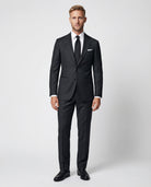 Mann im dunkelgrauen Anzug aus reiner Schurwolle von vorne abgebildet