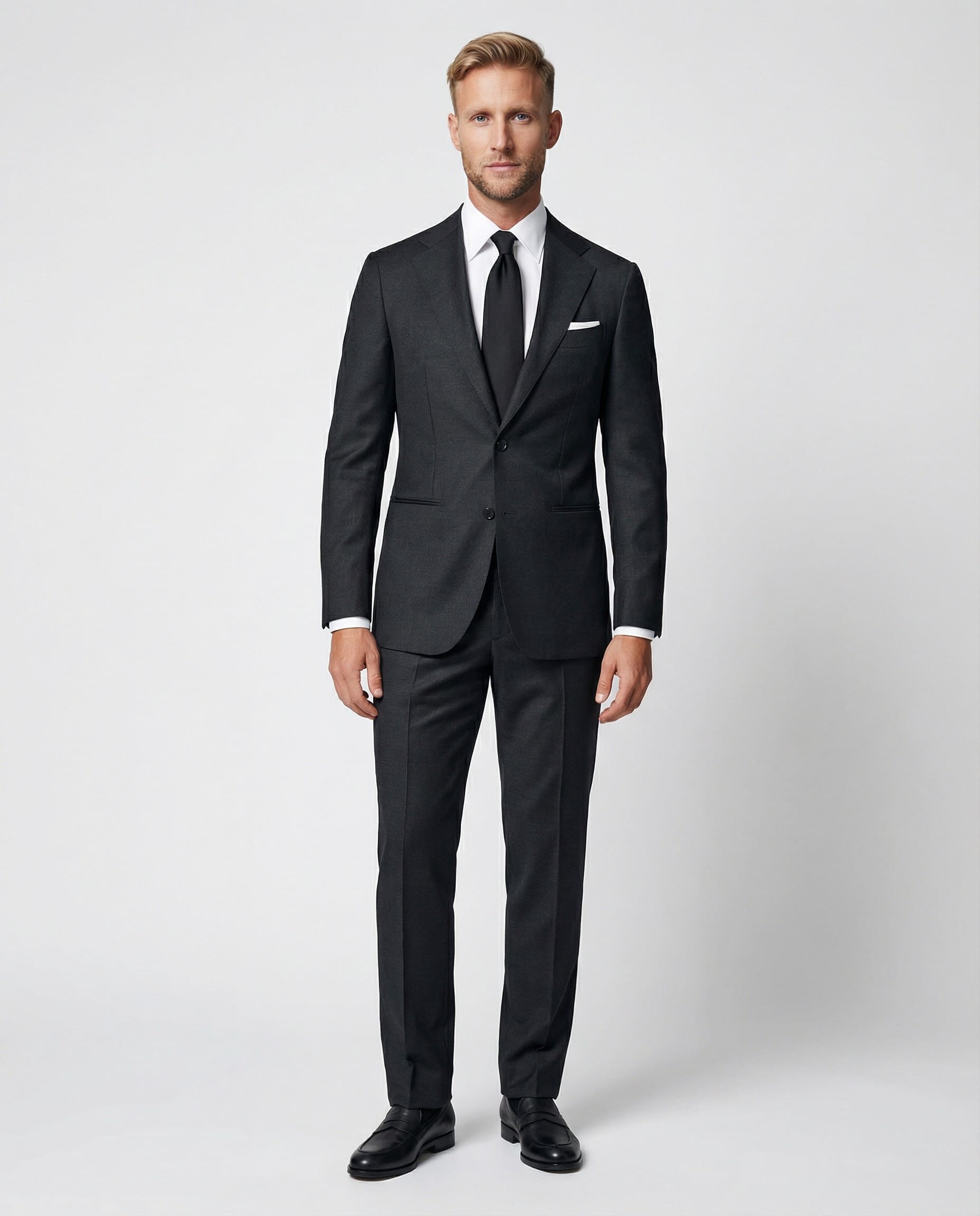 Mann im dunkelgrauen Anzug aus reiner Schurwolle von vorne abgebildet
