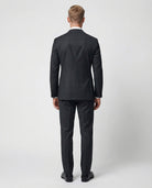 Mann im dunkelgrauen Anzug aus reiner Schurwolle von hinten abgebildet