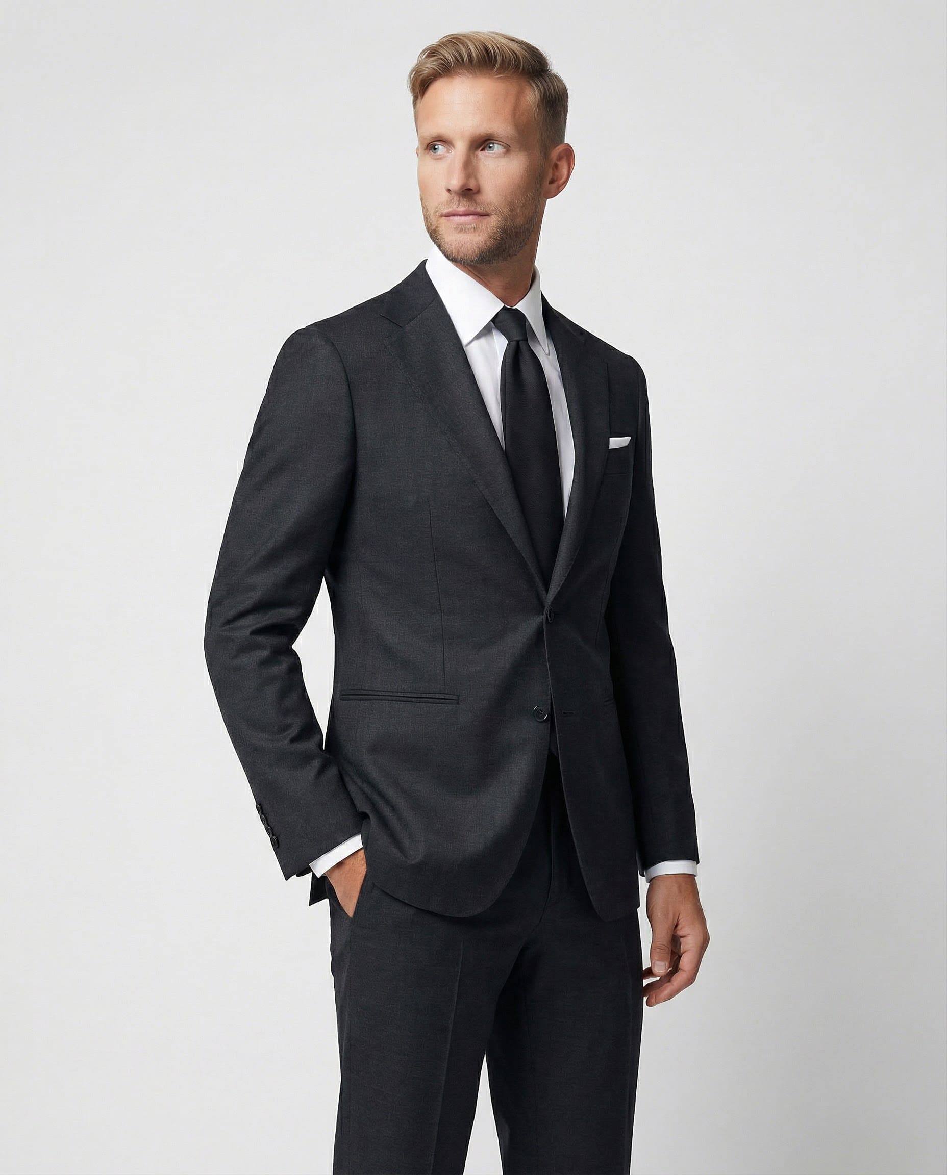 Mann im dunkelgrauen Anzug aus reiner Schurwolle Nahaufnahme mit Hand in der Tasche
