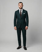 Mann im dunkelgrünen Anzug von vorne fotografiert
