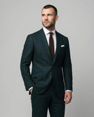 Nahaufnahme von Mann im dunkelgrünen Anzug mit Hand in der Tasche