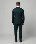 Mann im dunkelgrünen Anzug von hinten fotografiert