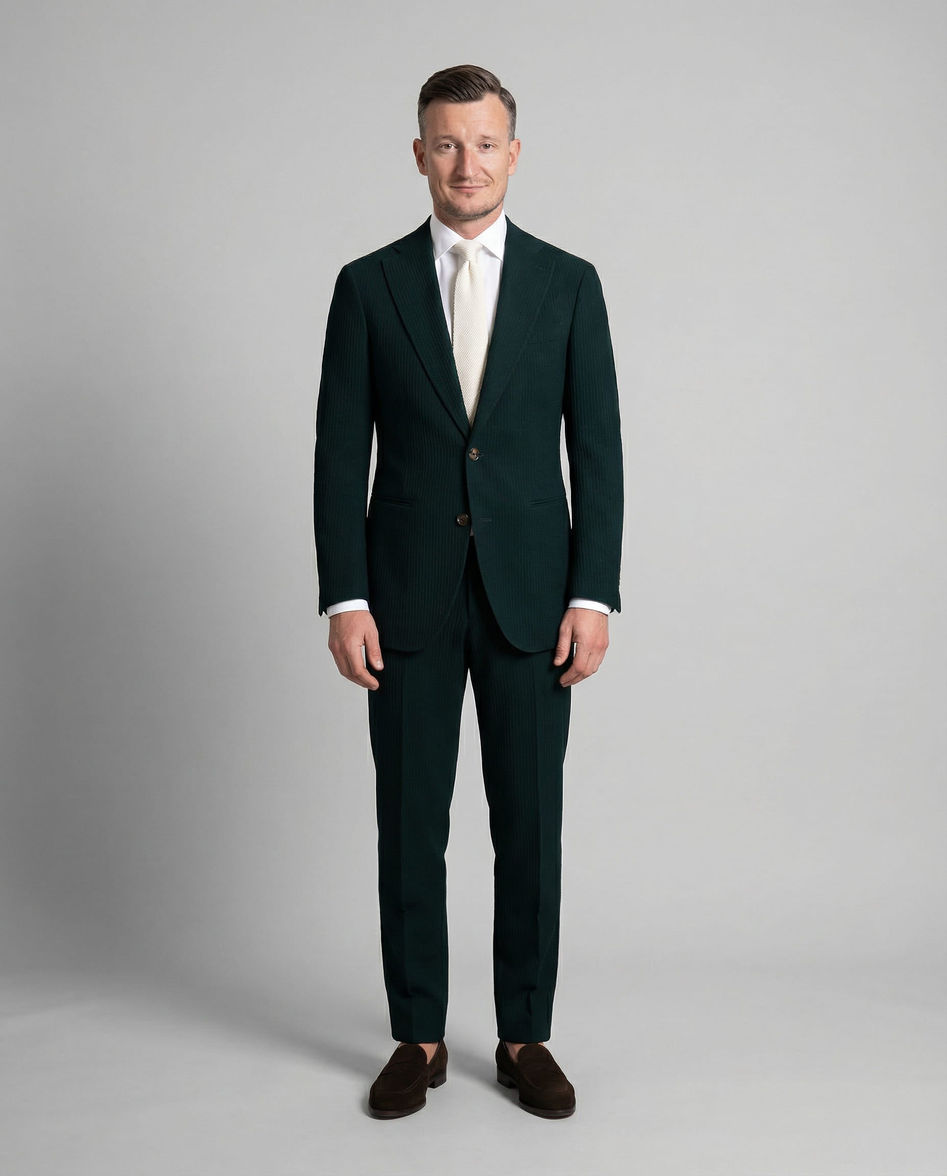 Mann im dunkelgrünem Seersucker Anzug von vorne abgebildet