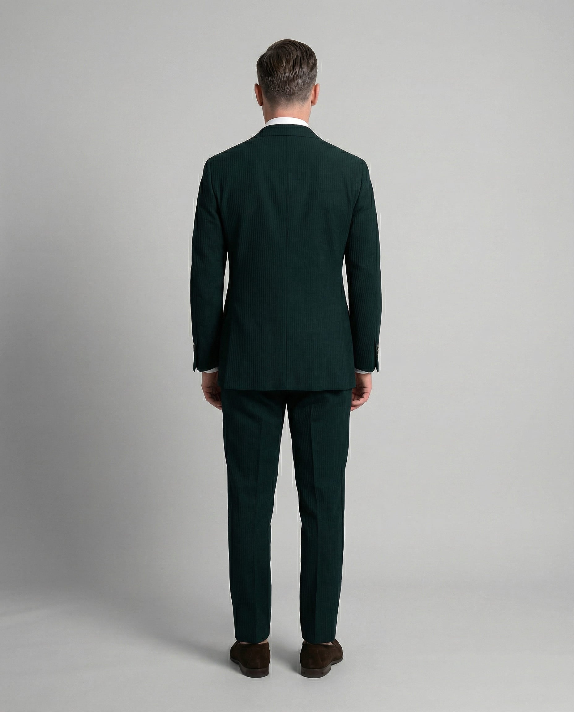 Mann im dunkelgrünem Seersucker Anzug von hinten abgebildet
