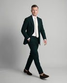 Mann im dunkelgrünem Seersucker Anzug in Bewegung mit Hand in der Tasche