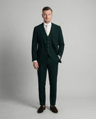 Mann im dunkelgrünem Seersucker Anzug von vorne mit Weste und Hand in der Tasche