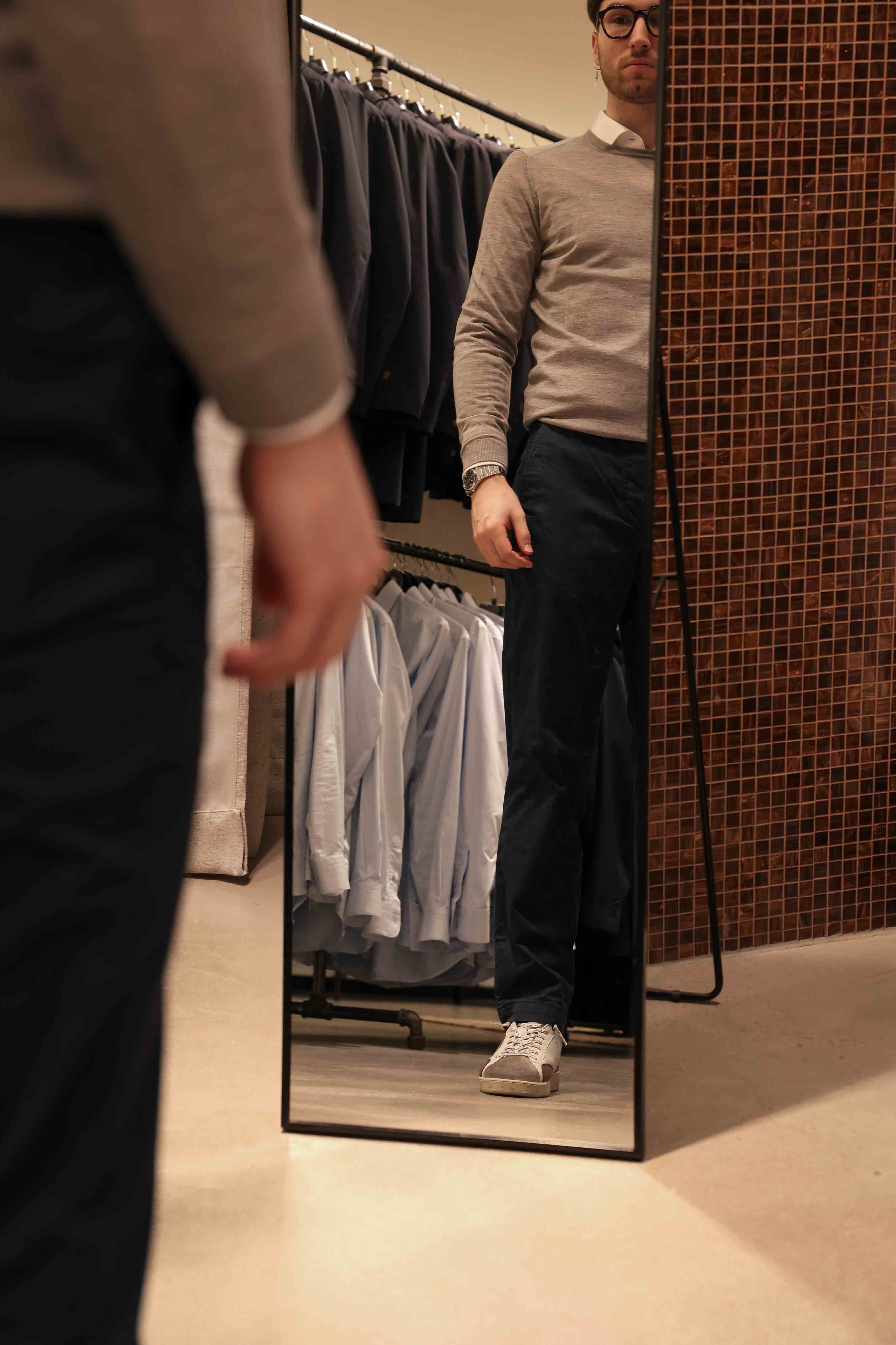 Detailansicht der Anprobe einer Chino von Rooks & Rocks