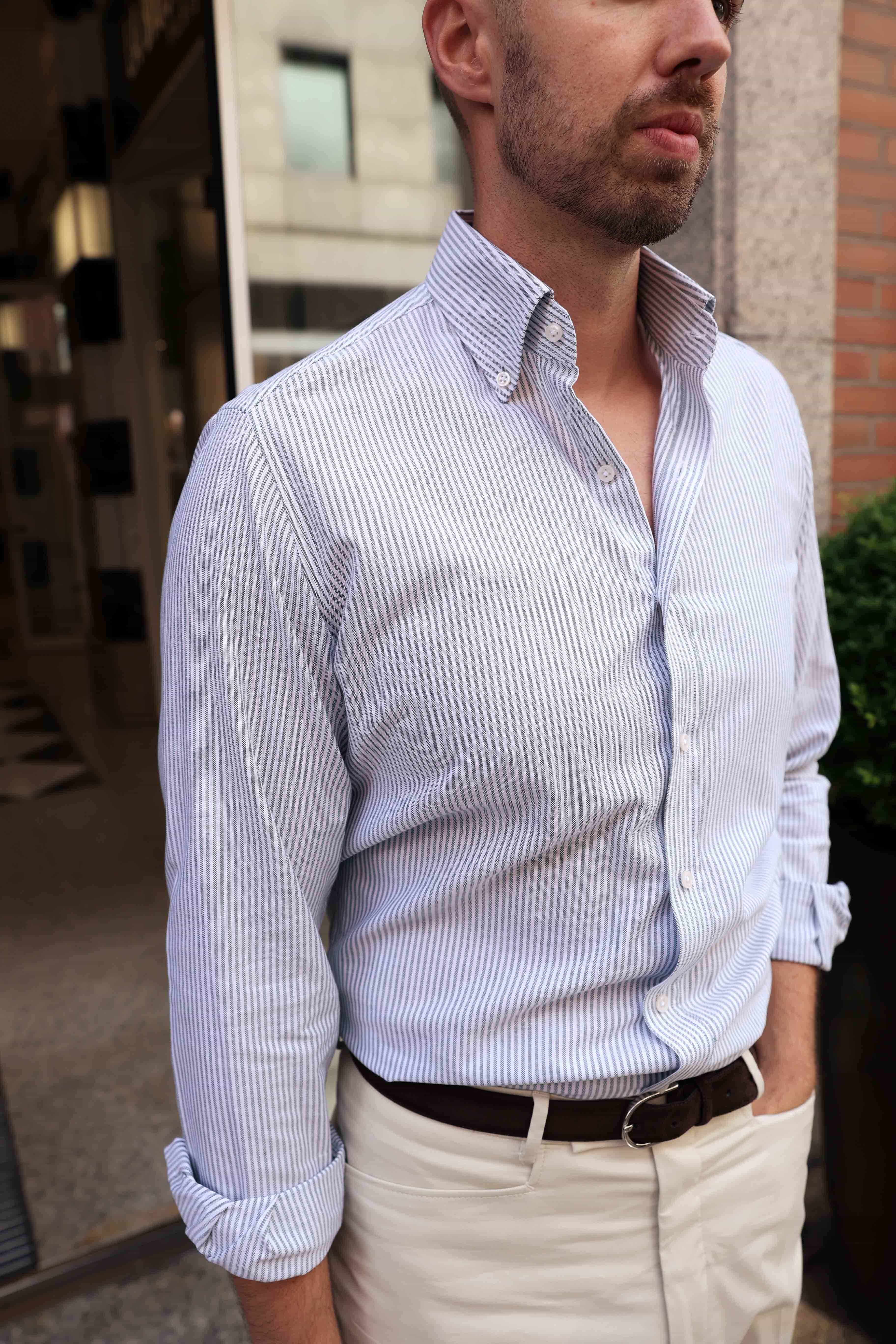 Blau weiß gestreiftes Button Down Hemd Komplettansicht