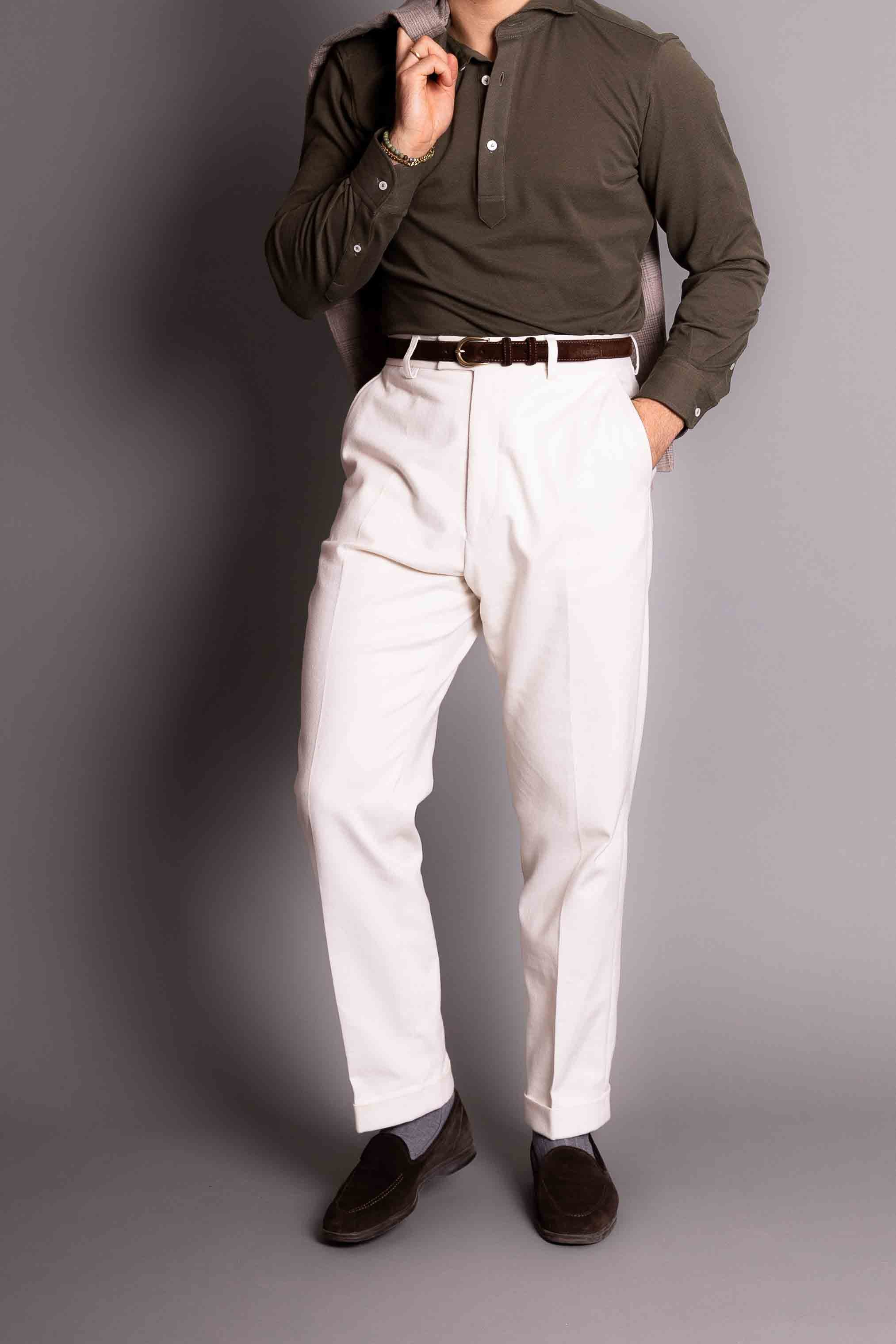 Weiße Hose mit khaki Hemd Komplettansicht