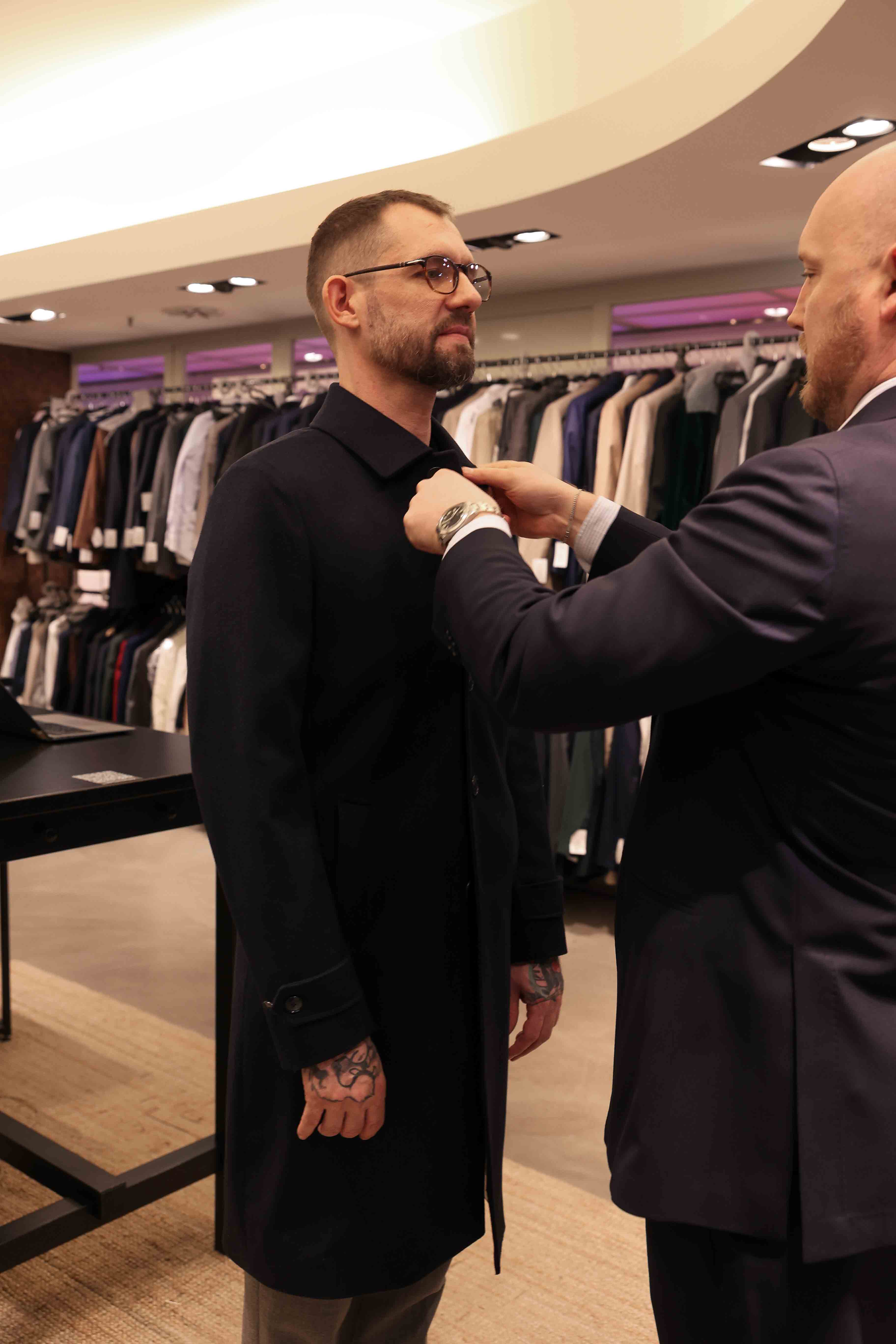 Anprobe eines Mantels von Rooks & Rocks