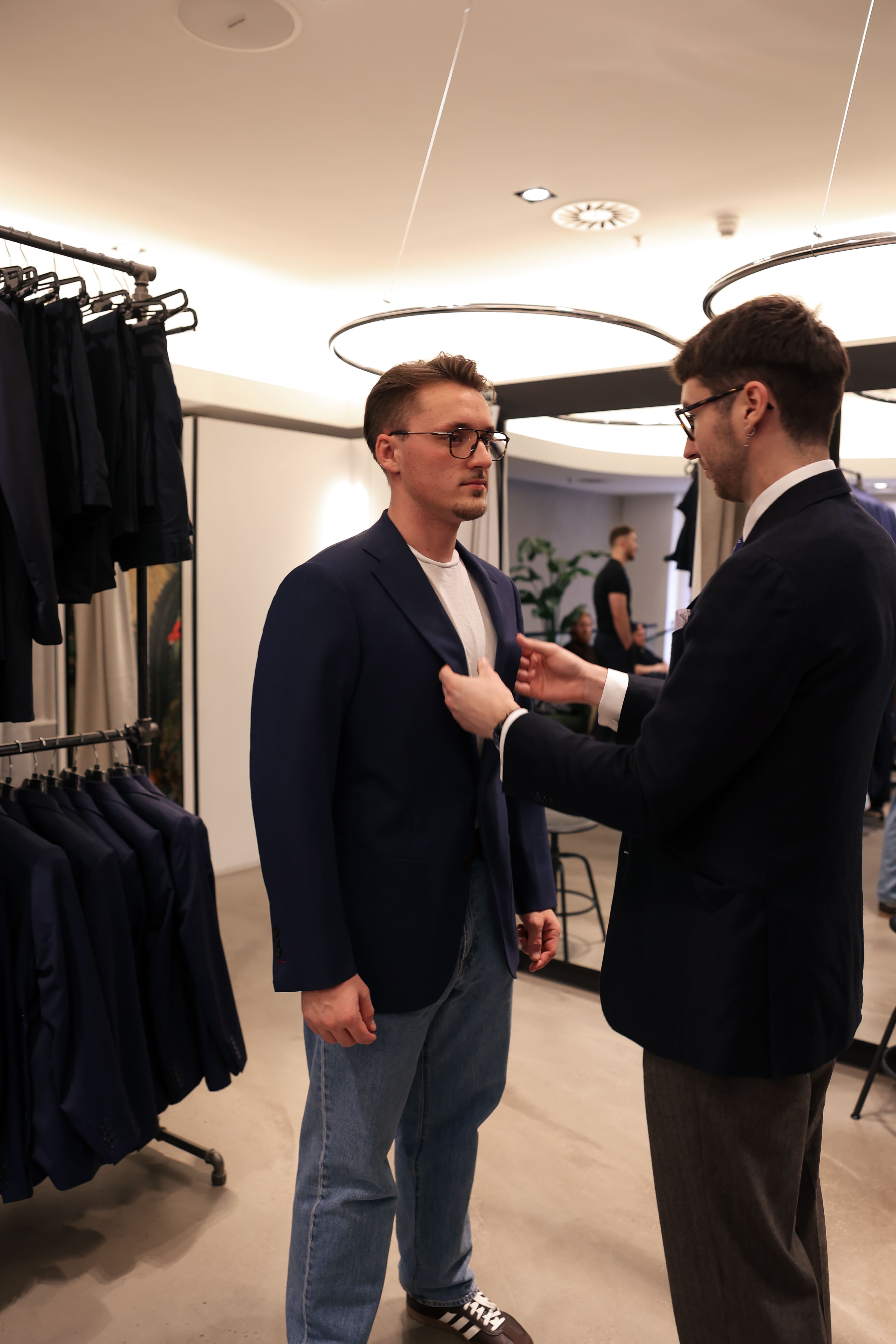 Die Passform des Sakkos wird mit dem Kunden besprochen