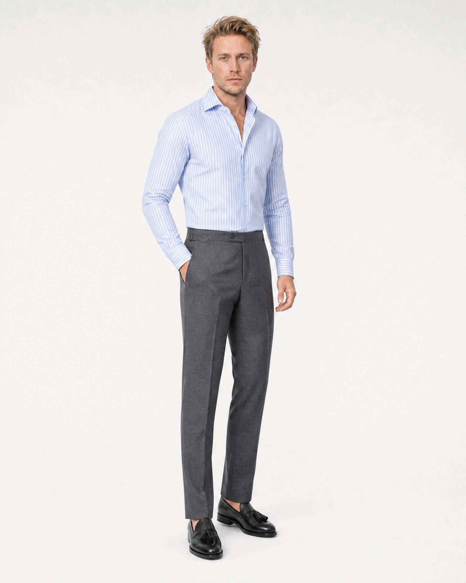 Blau-weiß gestreiftes Maßhemd Herren Dreiviertelansicht, Hand in Tasche, grauer Anzughose und Tassel-Loafern