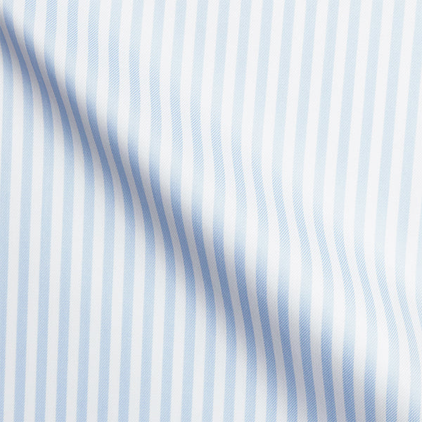 Detailaufnahme blau-weiß gestreifter Hemdstoff, feine Twill-Struktur, Premium-Baumwolle für gestreiftes Maßhemd Herren