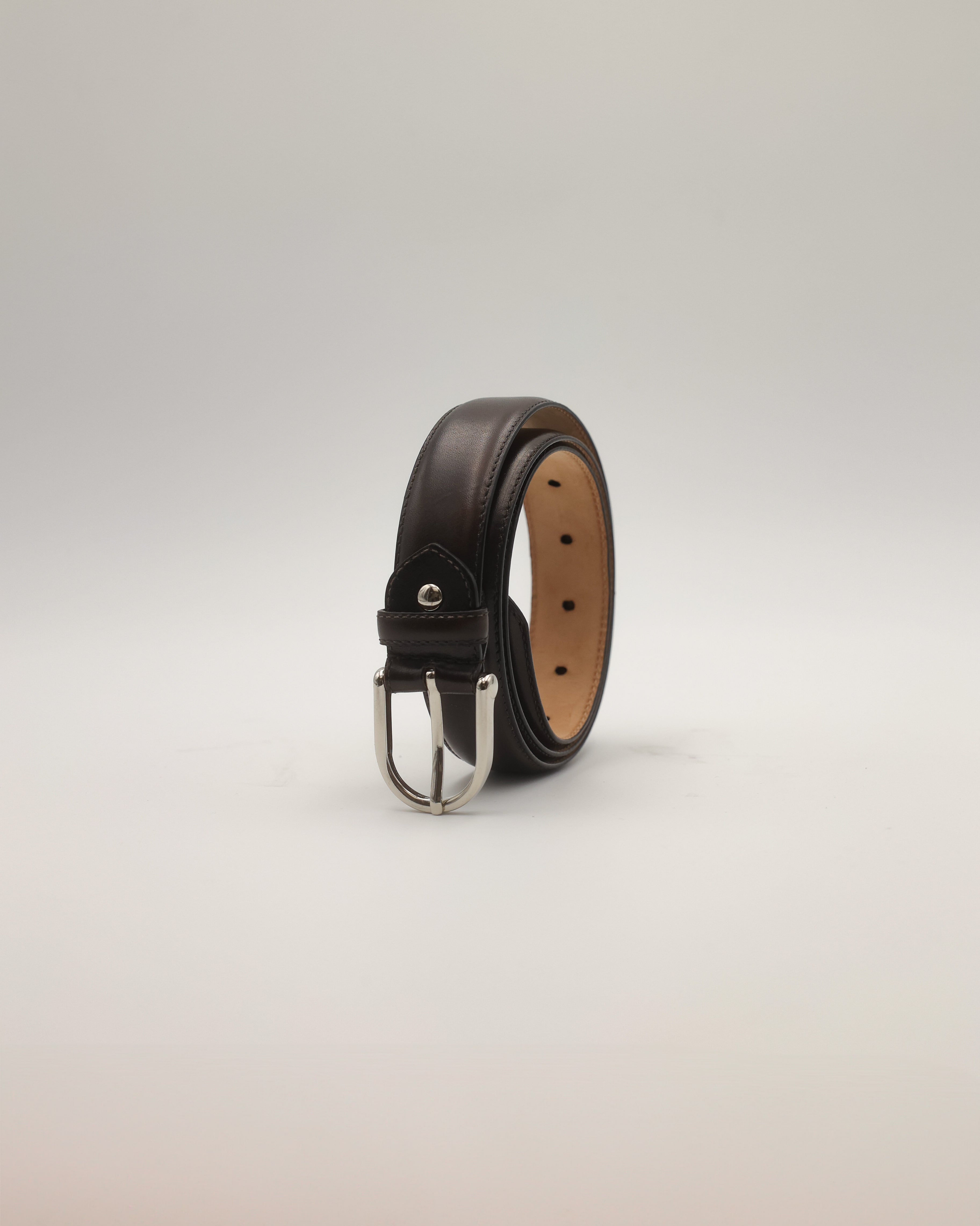 Ledergürtel dunkelbraun stehend
